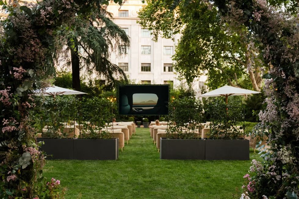 El hotel Rosewood Villa Magna de Madrid ha convertido sus jardines en un exclusivo cine al aire libre hasta el 28 de agosto.