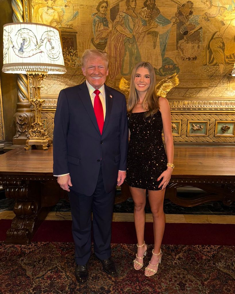 Plano entero de Kai y Donald Trump en un evento