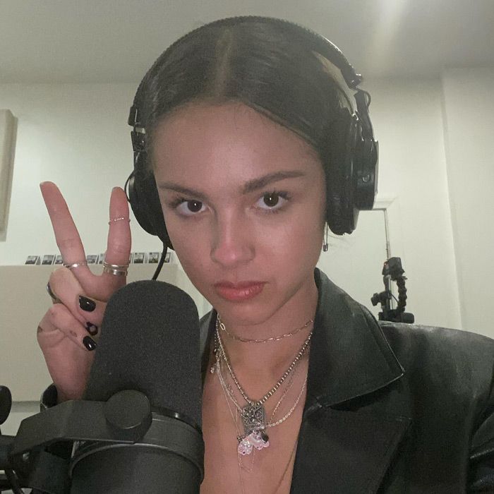 olivia rodrigo en el estudio grabando sour