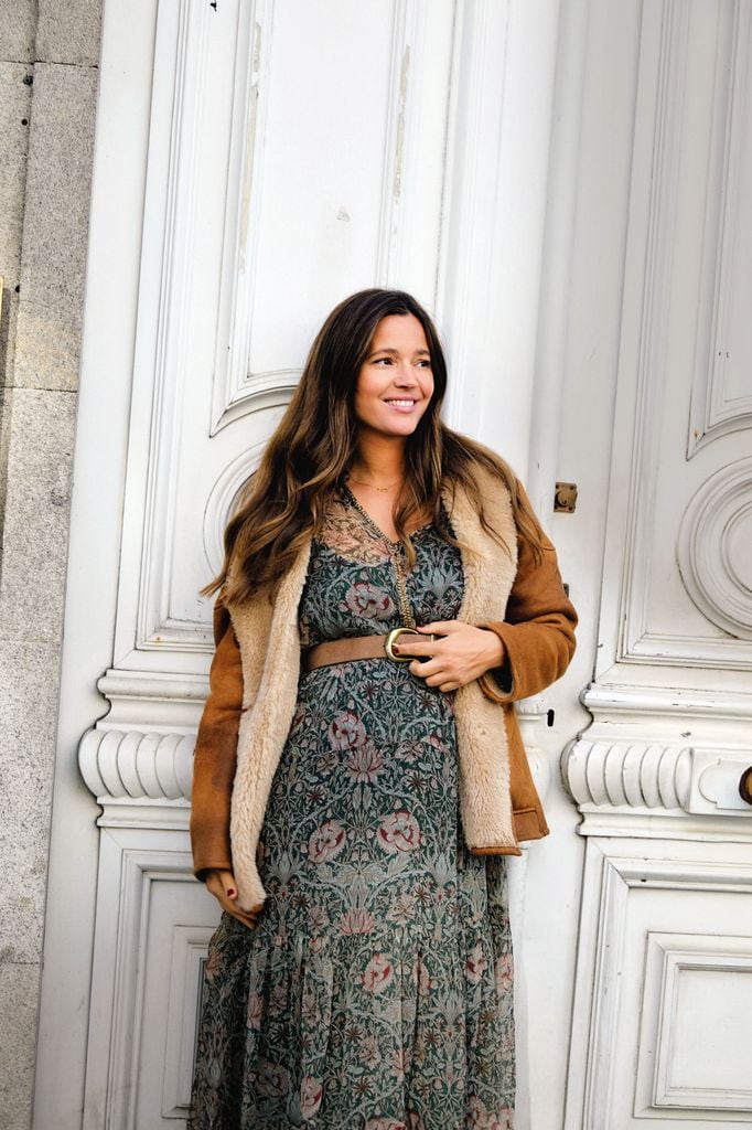 Malena Costa luce sus curvas premamá por las calles de Vigo, donde viajó para conocer la nueva "boutique" de Hoss Intropia, en el centro de la ciudad