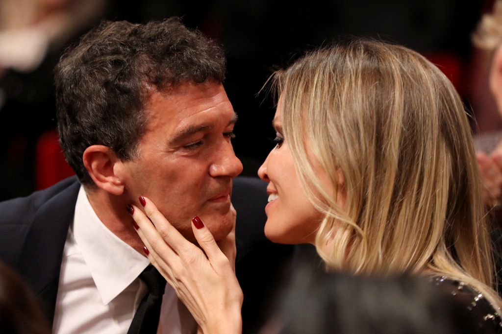 Antonio Banderas kisses besa a Nicole Kimpel en 2019 