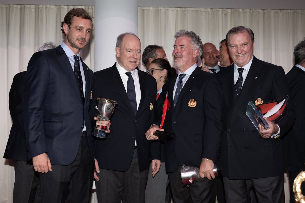 Pierre Casiraghi recibe un premio por su participación como navegante en la Admiral's Cup de 2025