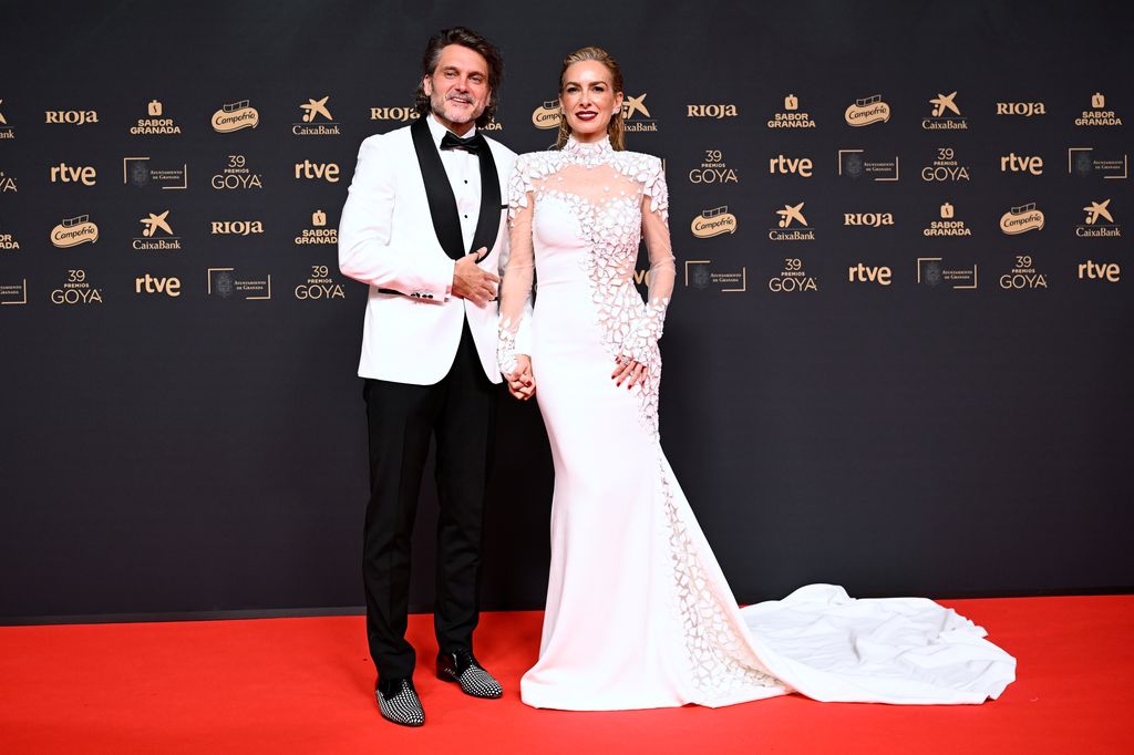 Salva Reina posando en los Goya 2025 junto a su pareja Kira Miró