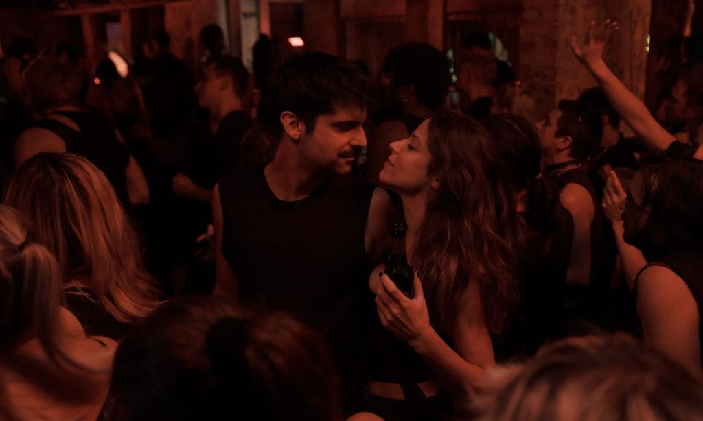 Entre risas, copas y miradas cómplices, así empieza su historia de amor en la Nochevieja de su 30 cumpleaños