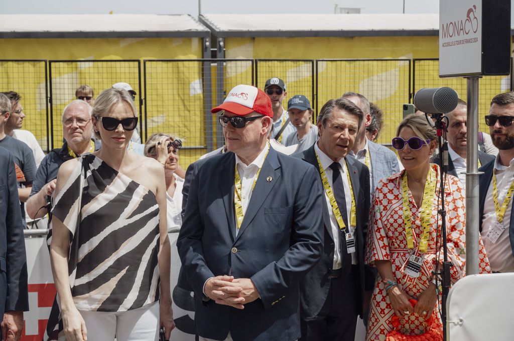 Alberto y Charlene de Mónaco en una etapa del tour de Francia el 21 de julio de 2024