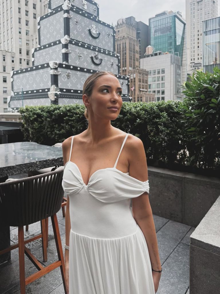 Alice Campello con vestido blanco en Nueva York