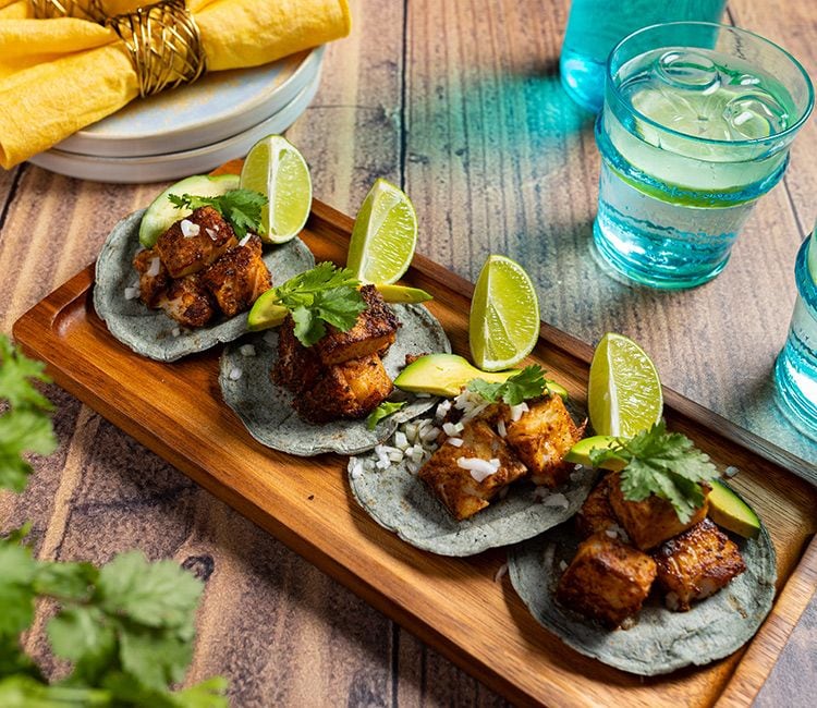 Tacos de bacalao desalado y marinado con aguacate y cilantro