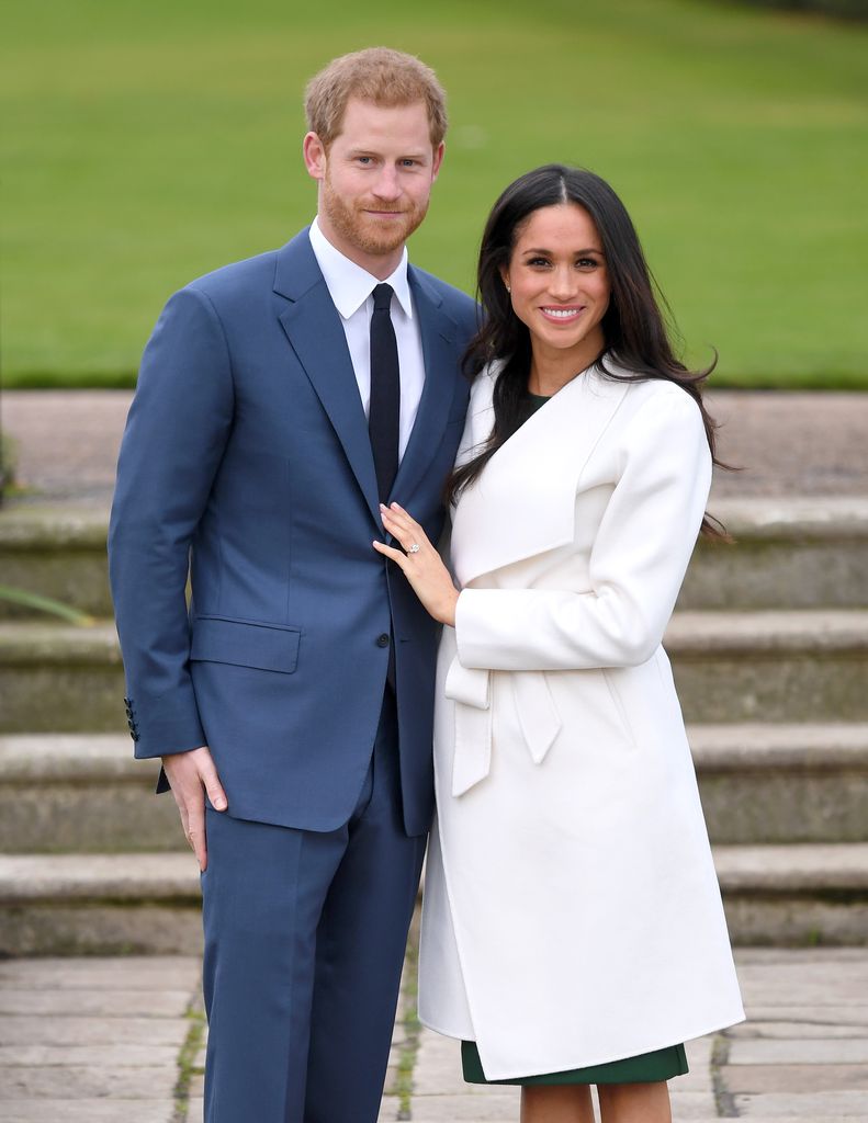 Harry y Meghan posando ante la prensa en el Palacio de Kensington el 27 de noviembre del 2017 anunciando su boda para la primavera de 2018
