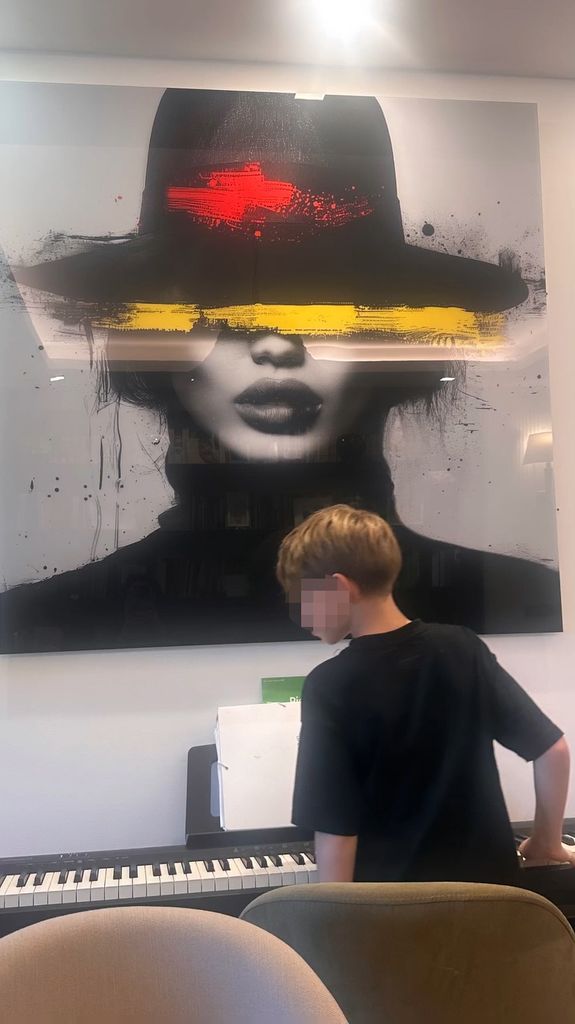 La imagen de Lucias al piano deja al descubierto su pasión por el arte moderno y también por la música