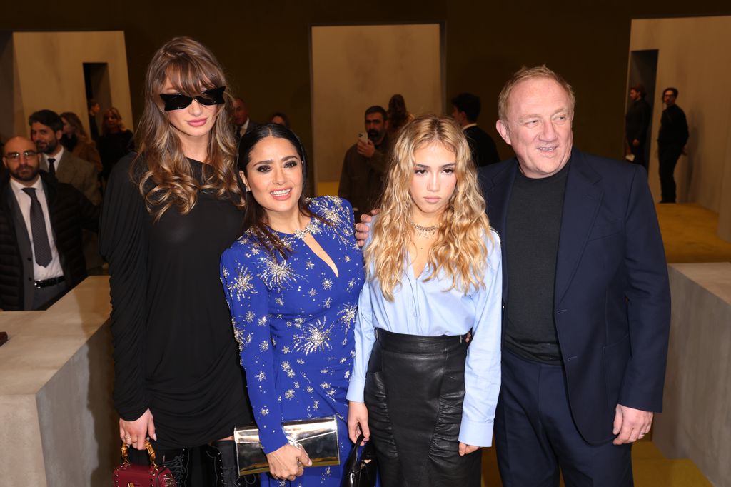  Mathilde Pinault, Salma Hayek, Valentina Paloma y Francois-Henri Pinault en un desfile de Gucci en Milan en 2023.