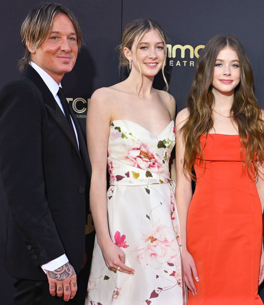 Keith Urban con sus hijas Sunday Rose y Faith Margaret en la AFI Life Achievement Award Gala en el Dolby Theatre de Hollywood, California, el 27 de abril de 2024