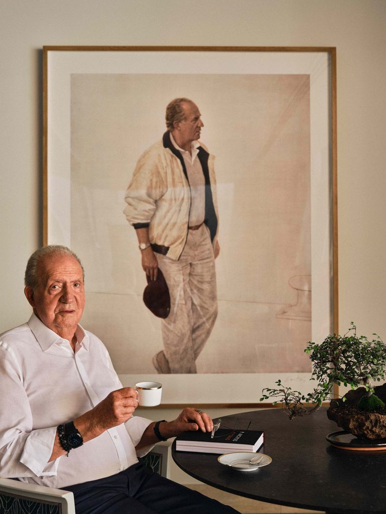 El rey Juan Carlos con un retrato de Hernán Cortés de fondo