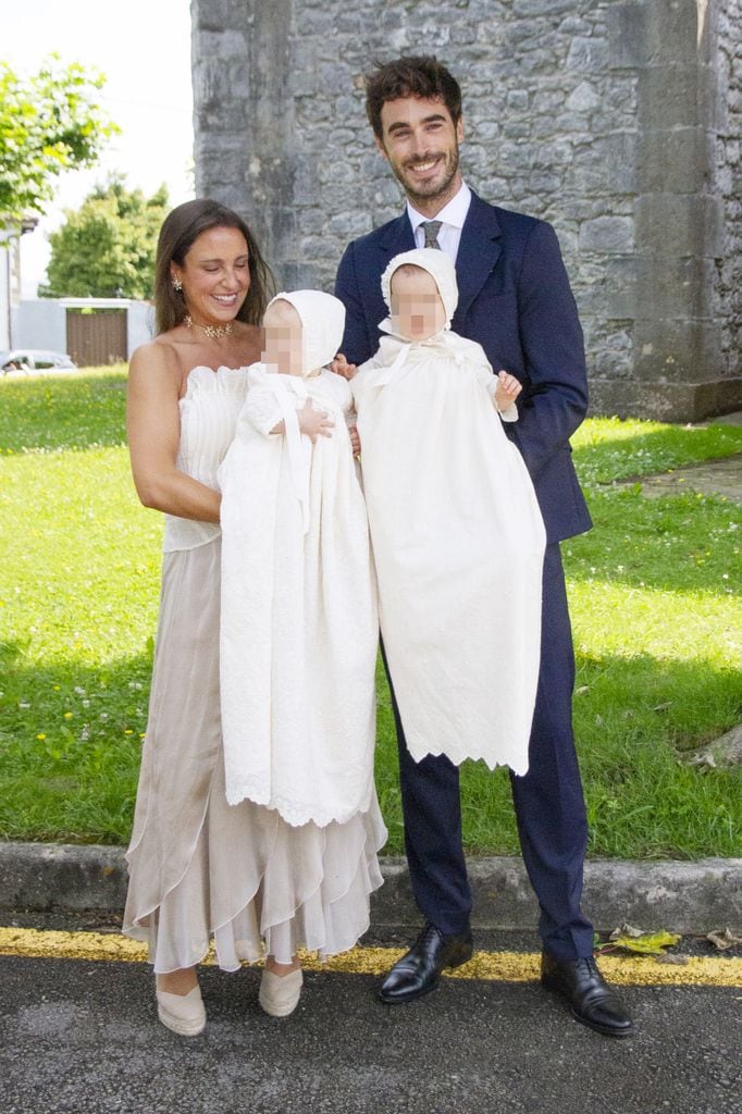 Marta Pombo y Luis Zamalloa bautizan a sus hijas en Suesa, Cantabria, el 12 de julio de 2025