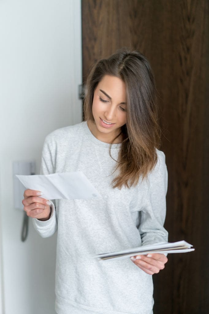chica leyendo cartas