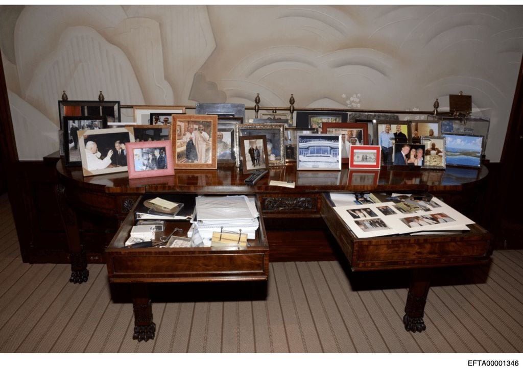 Multitud de fotos enmarcadas que la Policía de Estados Unidos encontró a Jeffrey Epstein 