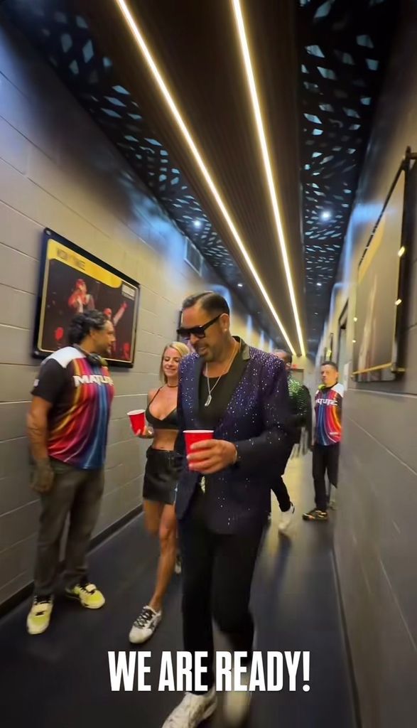 Jorde D'Alessio y su novia en el backstage de su concierto.