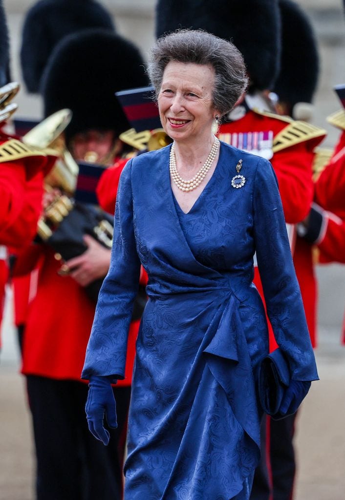La princesa Ana en Household Division Musical Spectacular 2025 en Londres, con broche de zafiro y diamantes, una joya familiar con historia