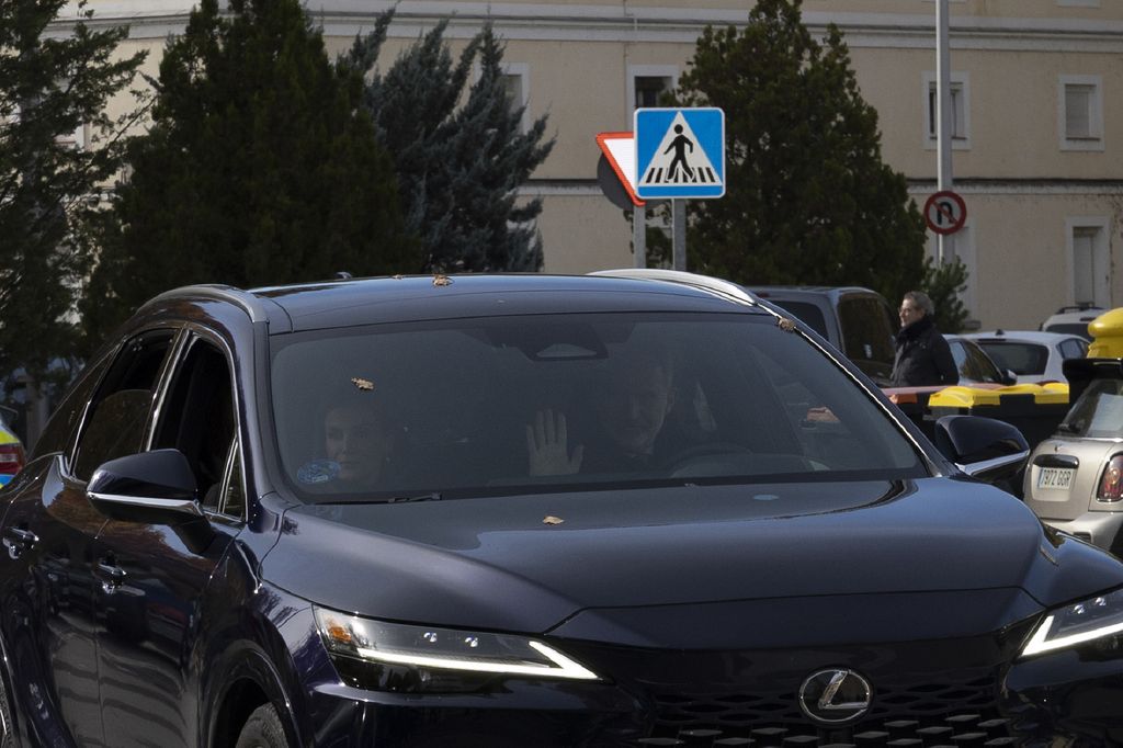 La reina Letizia y el rey Felipe saludando a su llegada al Pardo