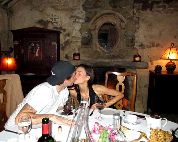 Brooklyn y Nicola compartieron vino y besos.