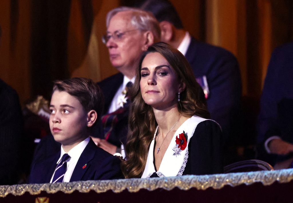 Kate Middleton y su hijo, el príncipe George, en el Royal British Legion Festival of Remembrance, 2025.