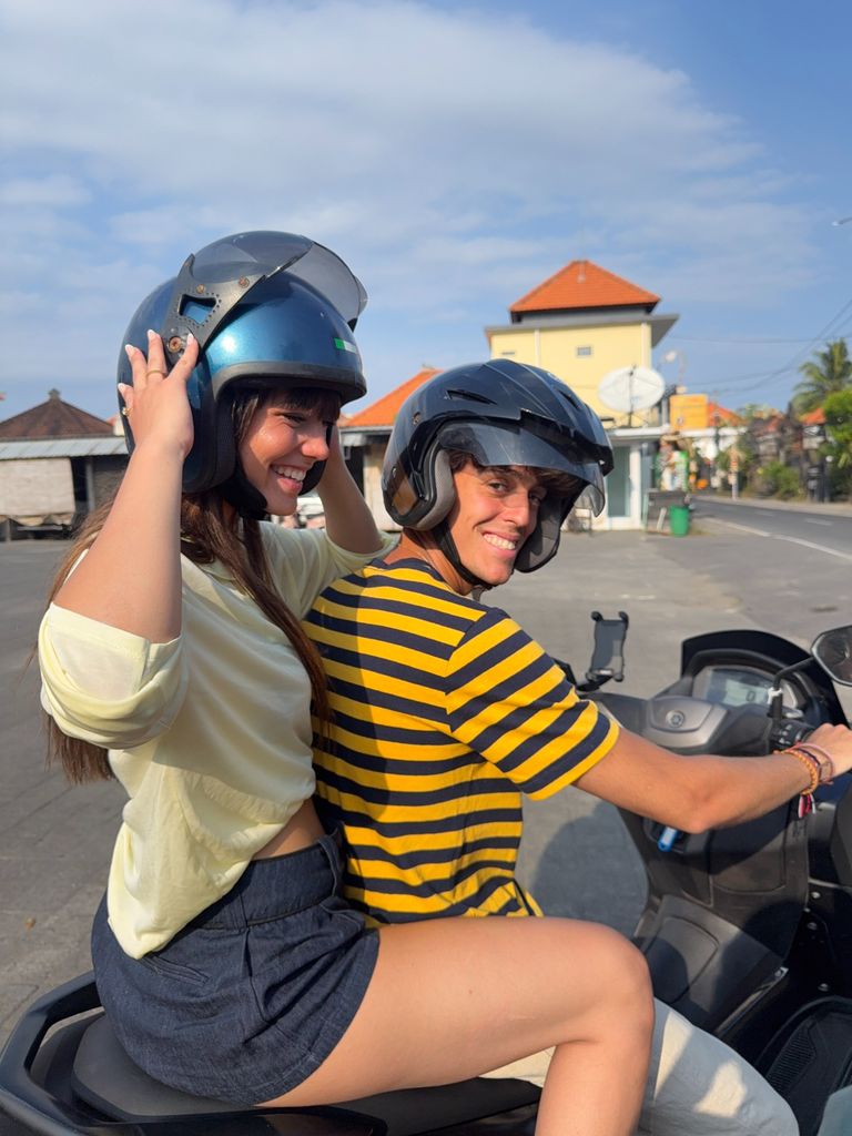 Daniela y Juan se deplazaban en moto por Bali