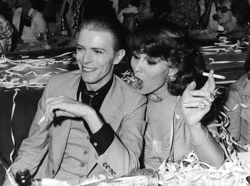 David Bowie y Romy Haag fumando