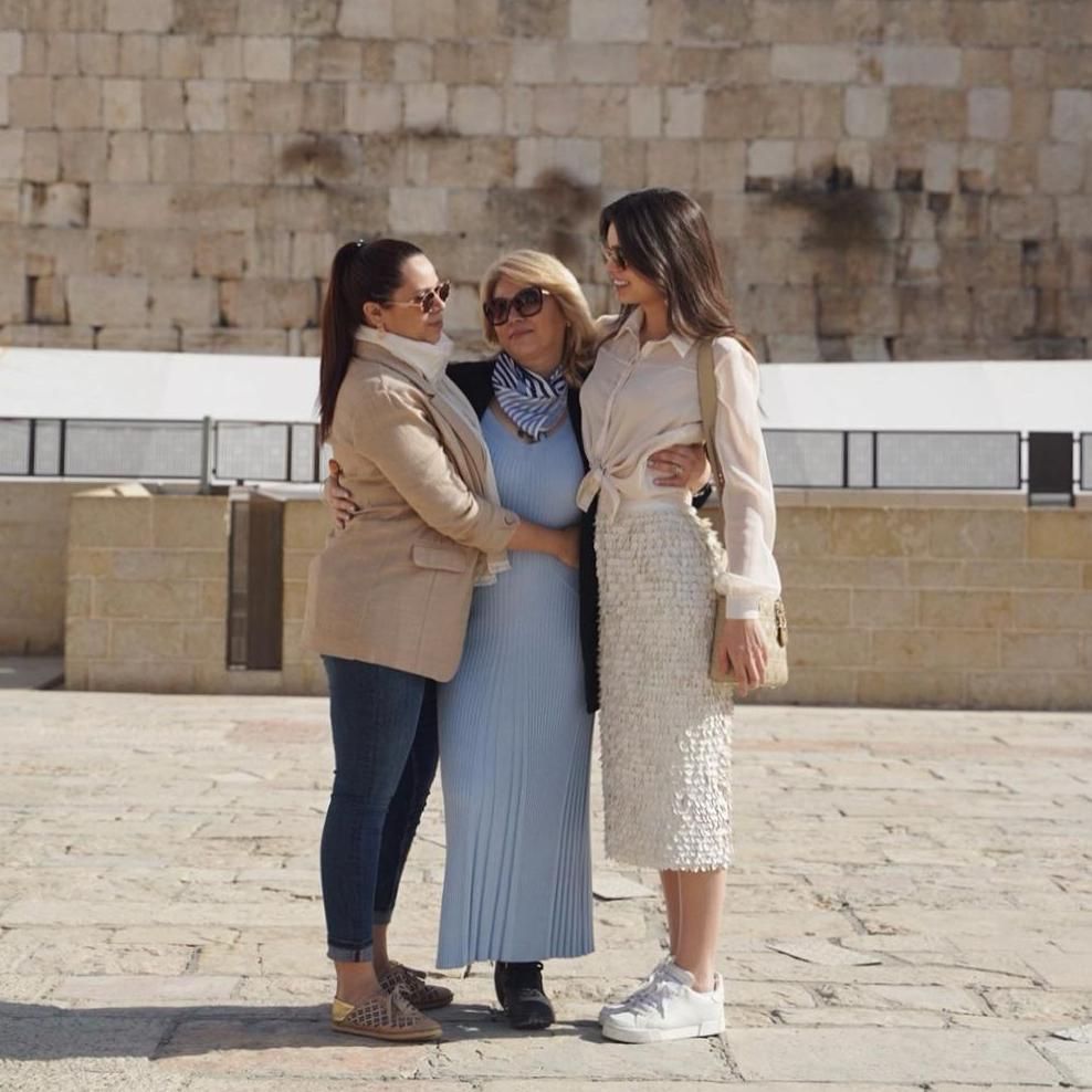 Nadia Ferreira con su mamá y su hermana