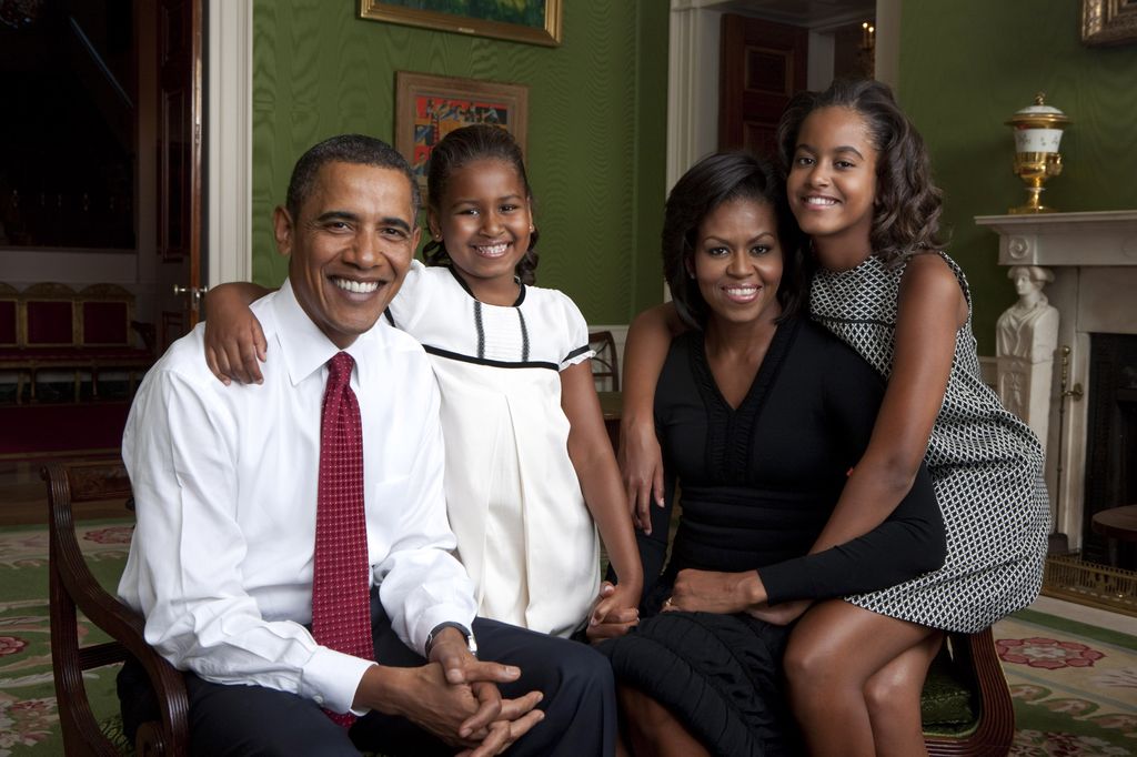 Michelle y Barack Obama con sus hijas