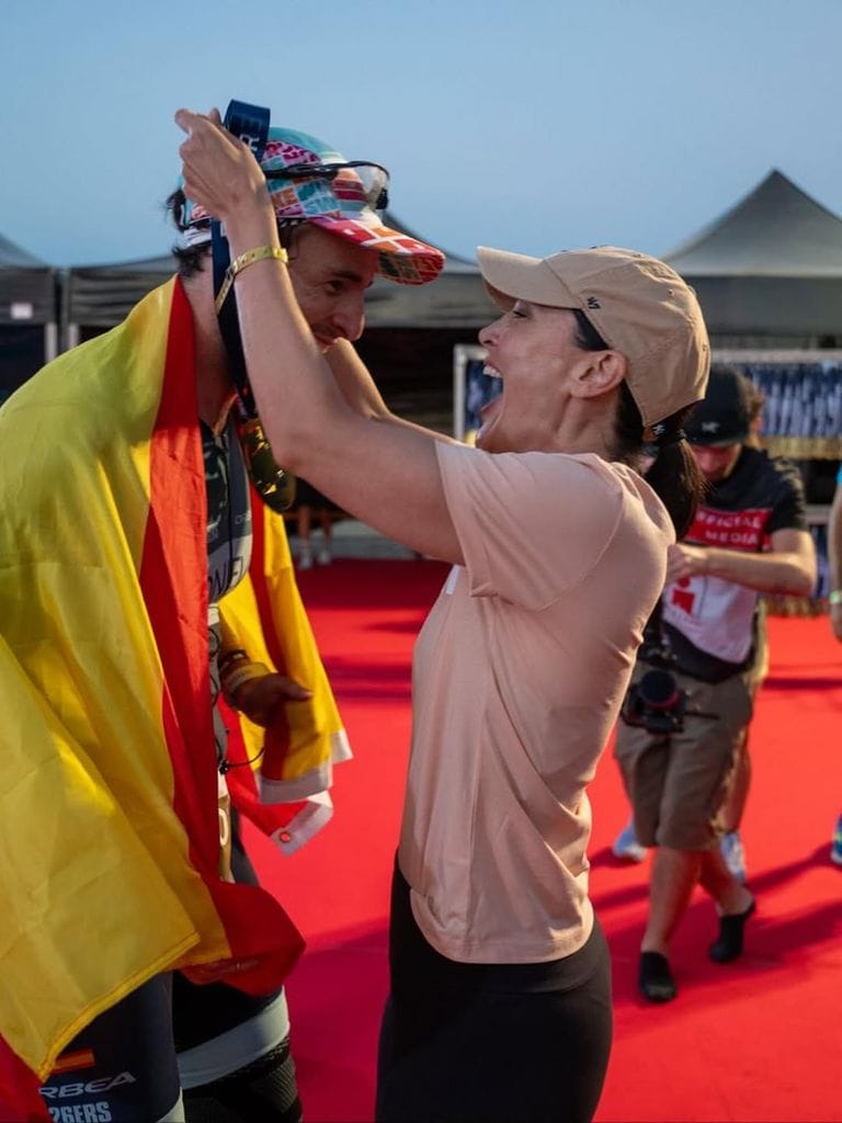 La euforia de Tamara Falcó celebrando el último triunfo de la Ironman de su marido, Iñigo Onieva, en septiembre de 2025