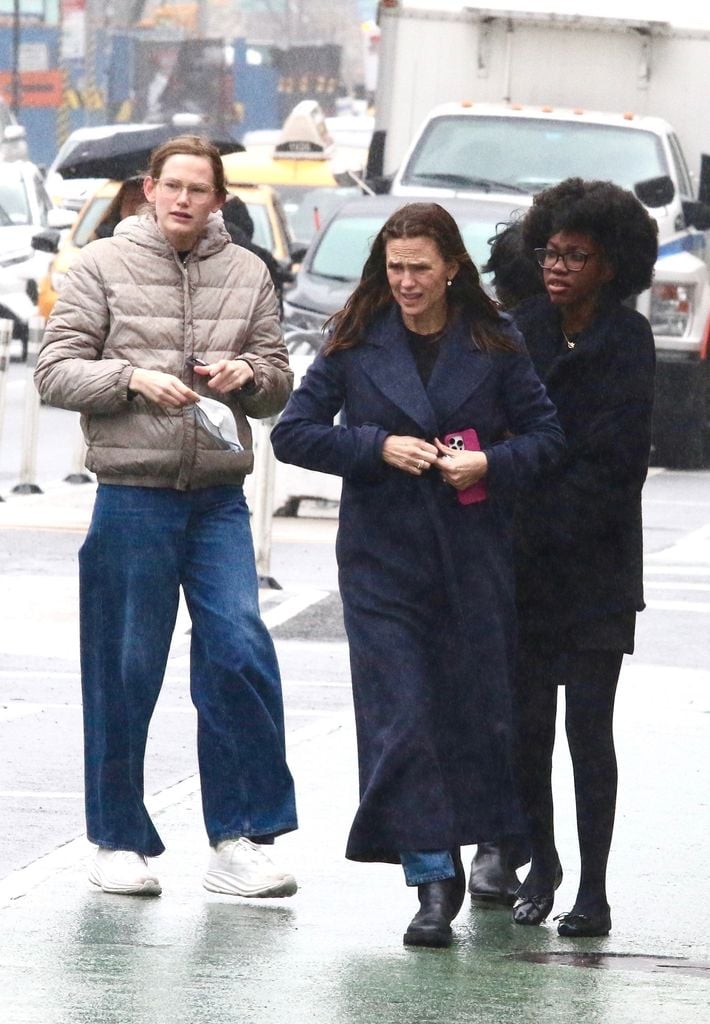 Jennifer Garner y Violet Affleck desafiaron el clima lluvioso para dusfrutar de un paseo por el centro de Manhattan. 