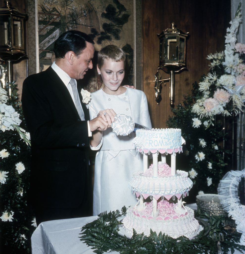  Las Vegas, Nevada: La boda de Mia Farrow y su marido Frank Sinatra en el Hotel Sands, donde se casaron.