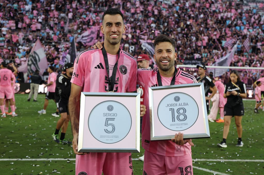 Sergio Busquets y Jordi Alba se han despedido del futbol profesional levantando su último trofeo
