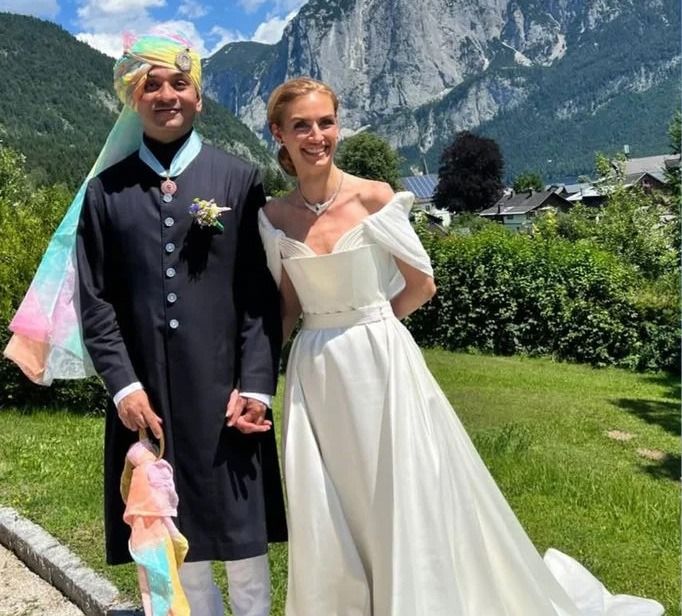 Los novios posando con los Alpes a sus espaldas