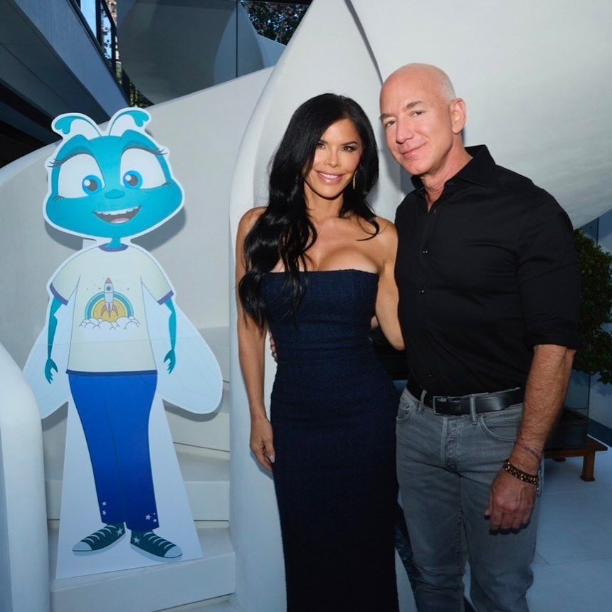 Lauren y Jeff posan junto a la mosca Flynn, que viajará con ella al espacio en forma de peluche