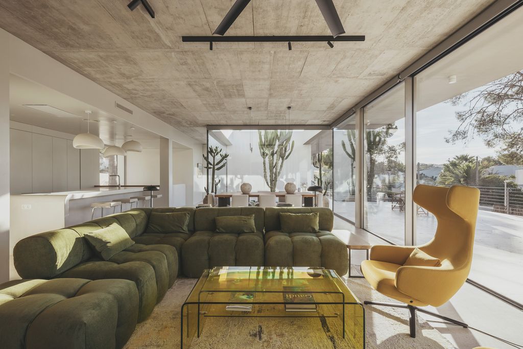 Salón organizado con sofá rinconero verde