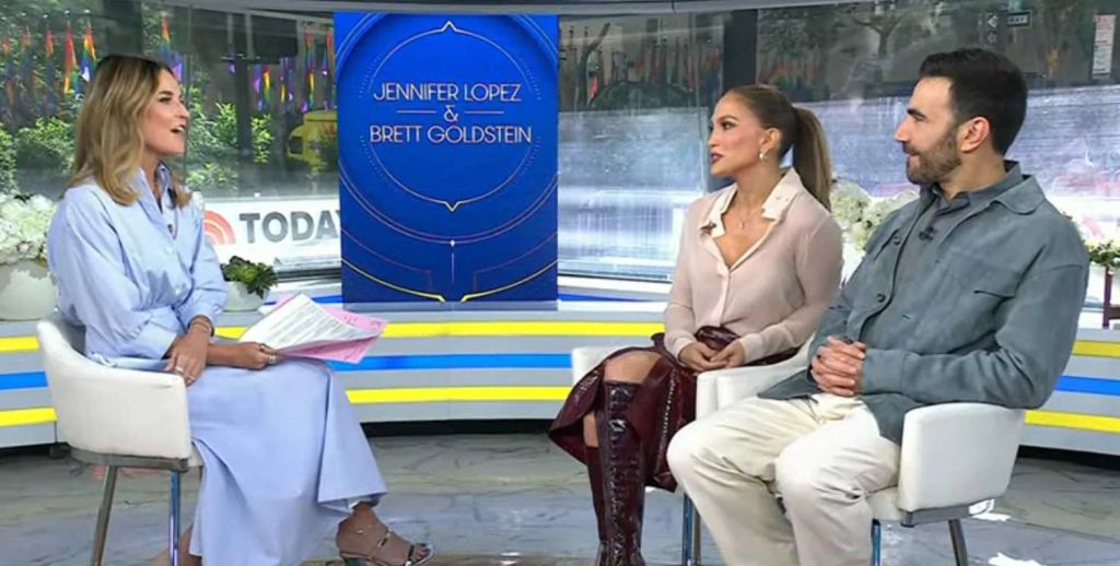 Jennifer López y Brett Goldstein durante la entrevista 