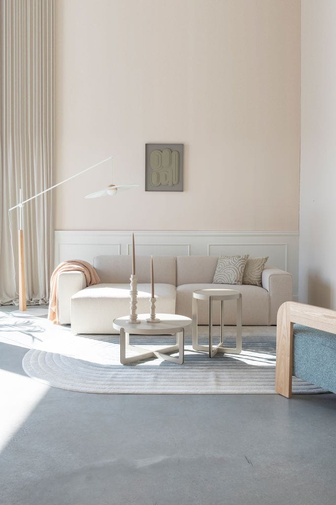 Salón decorado en blanco y tonos pastel