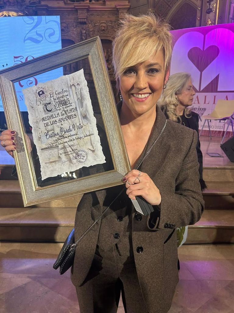 Cristina Pardo con el premio Medalla de Plata de Los Amantes