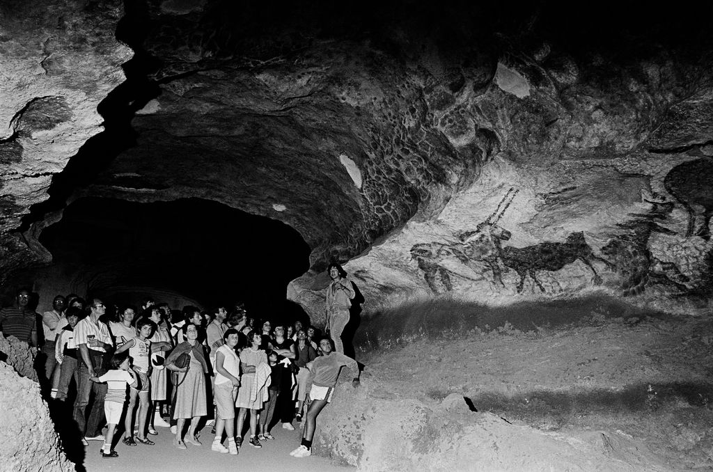 Visitantes recorren Lascaux II, la réplica de la cueva original creada para permitir el acceso público sin poner en riesgo las pinturas prehistóricas