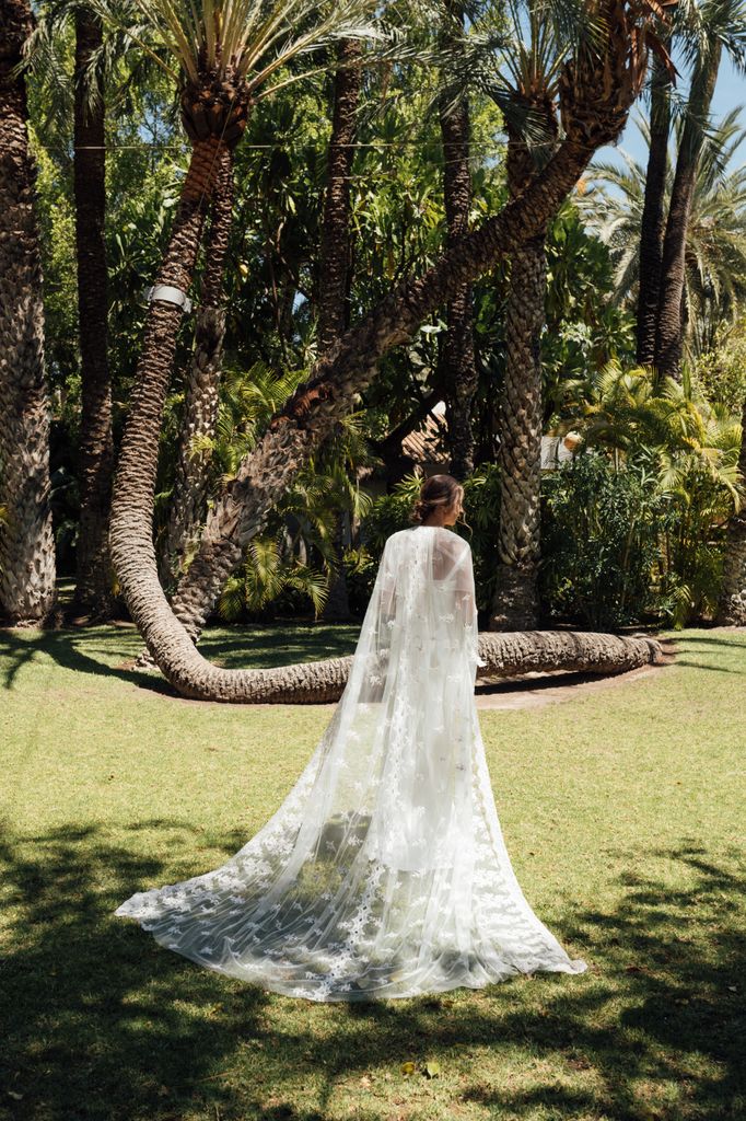 Vestido de novia de Helena Mareque con capa