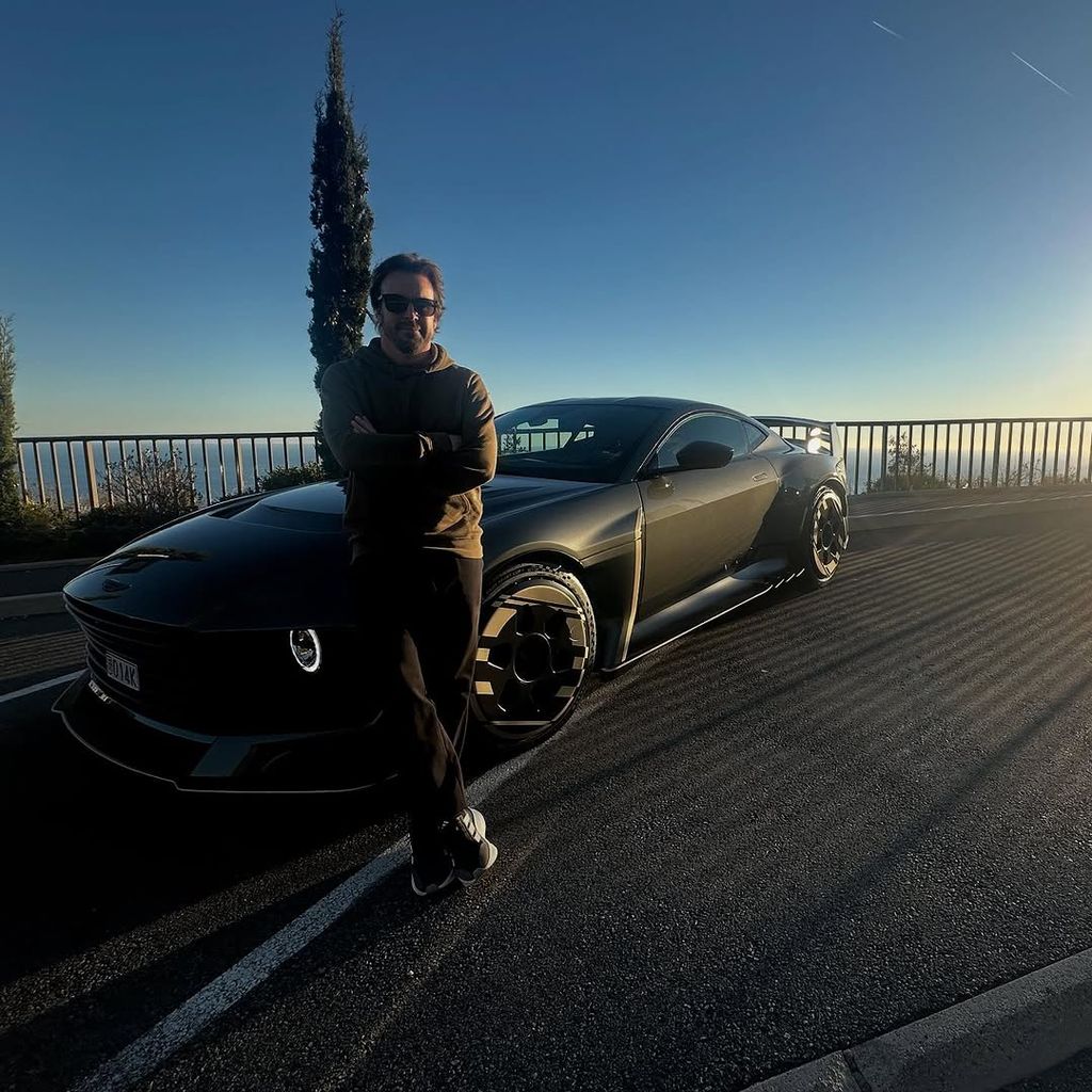 El piloto asturiano presume de su Aston Martin Valiant