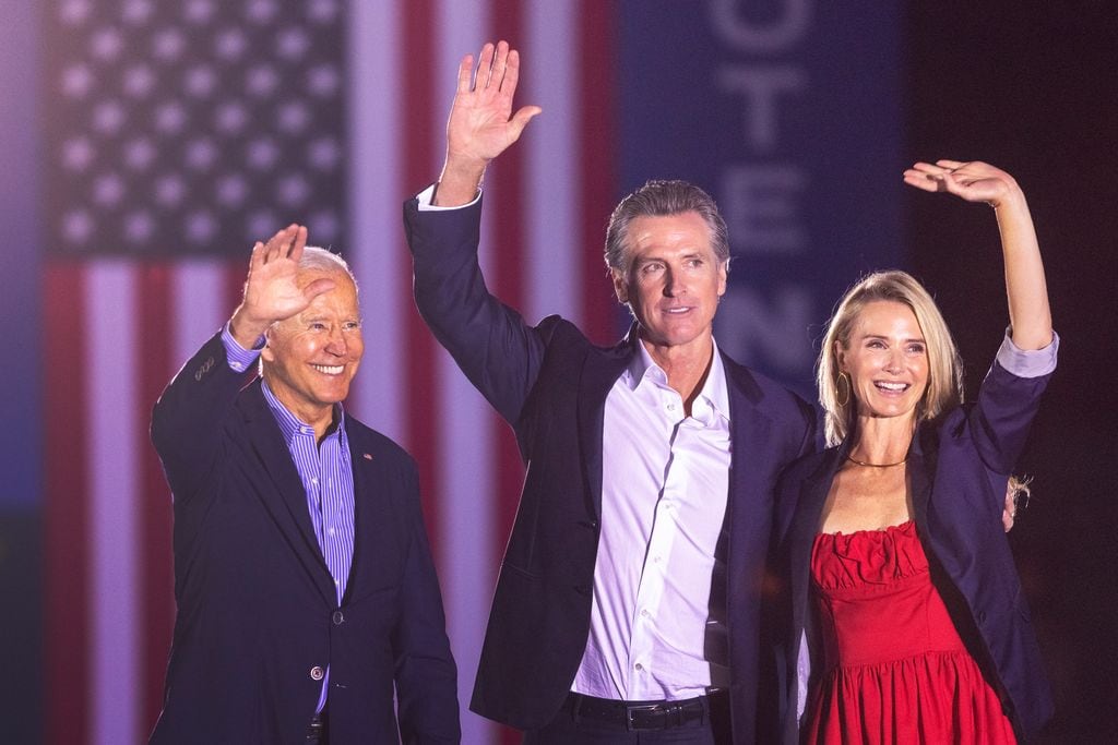 Joe Biden, Gavin Newsom y Jennifer Lynn Siebel