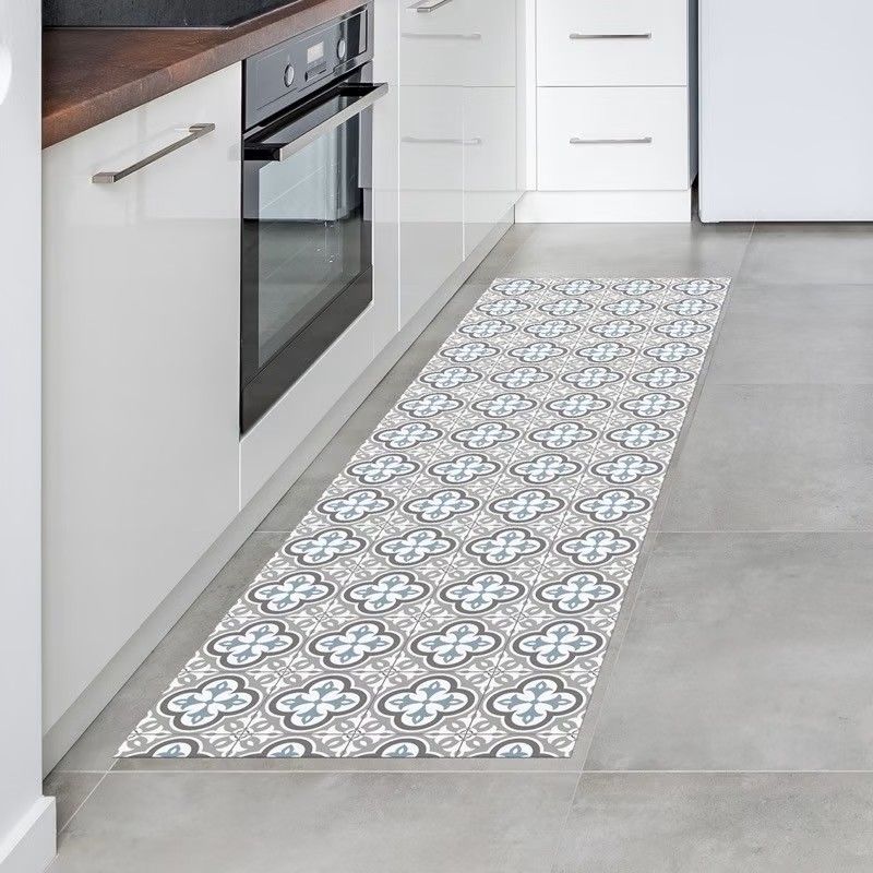 Alfombra vinílica en suelo de la cocina