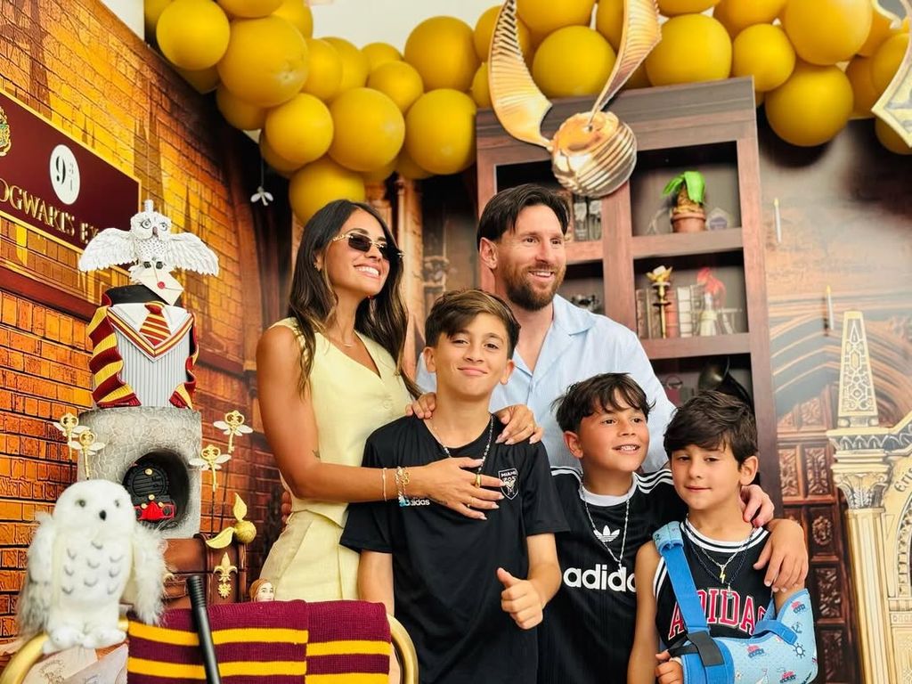 Antonela Roccuzzo y Leo Messi con sus hijos en Universal