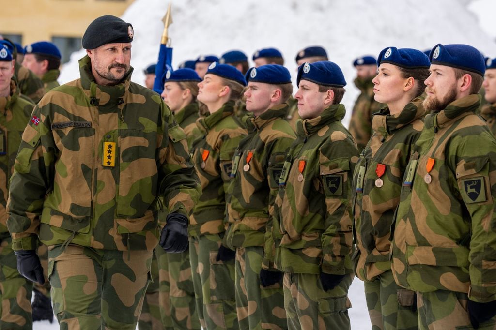 Haakon de Noruega, que además de heredero es regente en este momento, ha pasado revista al batallón en el que se encuentra la princesa Ingrid