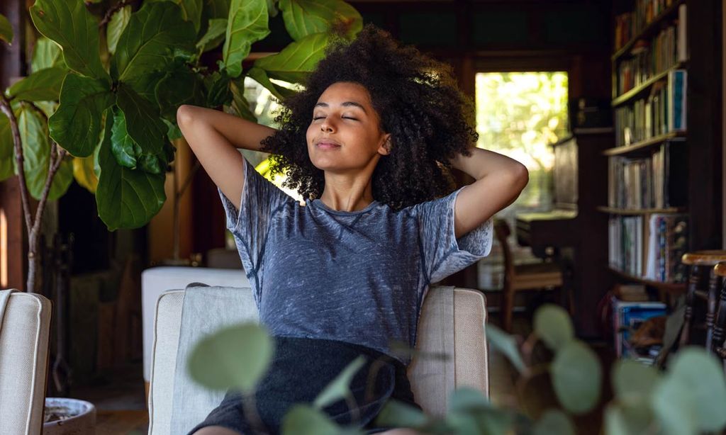 Chica afroamericana respirando tranquila 
