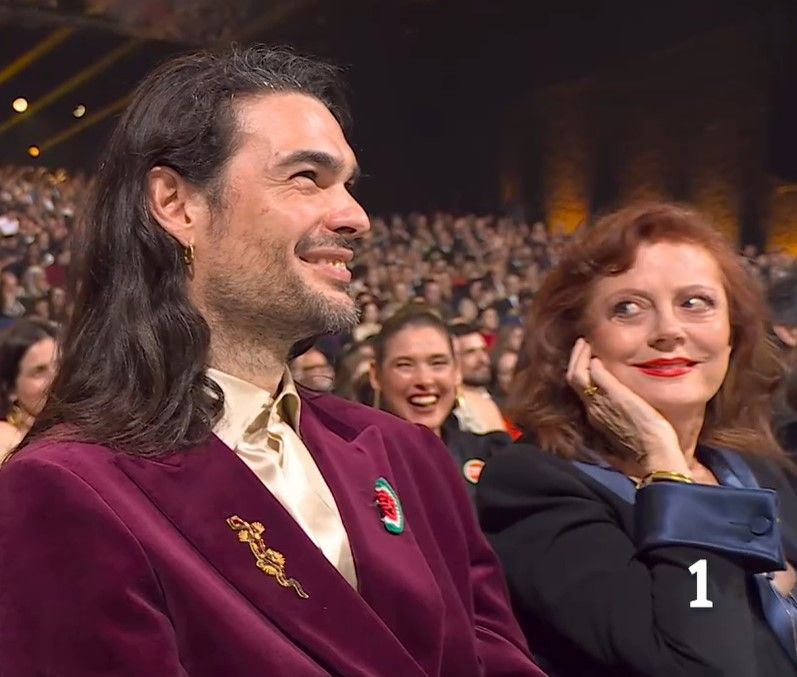 Susan Sarandon, sentada en los Goya junto a Oliver Laxe, de 'Sirat'