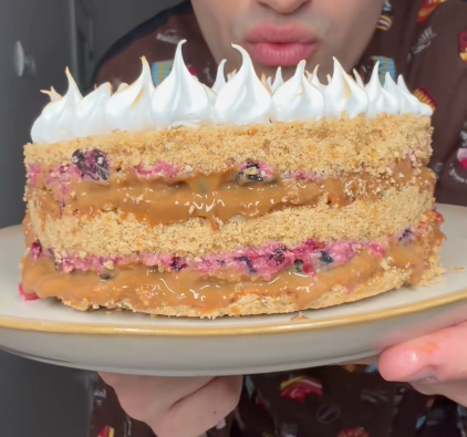 Tarta de galleta, caluga y frutos rojos 