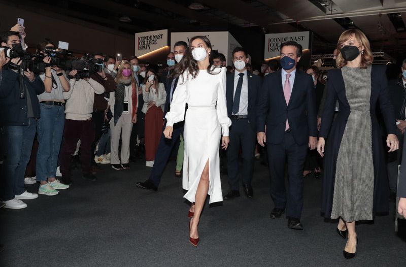 La expectación ha sido inmensa por ver a doña Letizia en el gran salón de la moda

