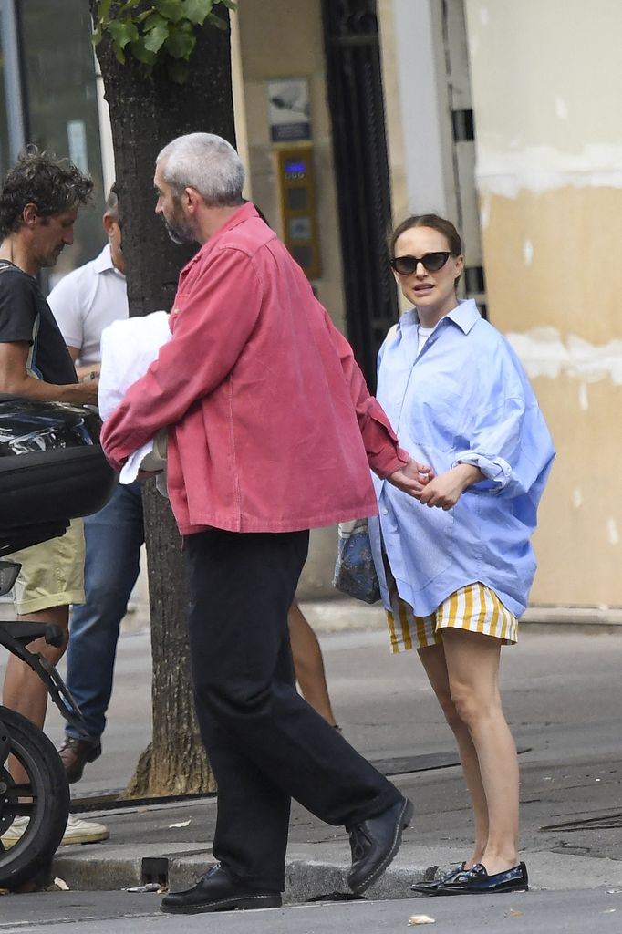 Natalie Portman y Tanguy Destable al parecer se percataron de que eran seguidos por un paparazzi.